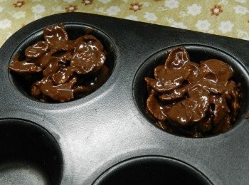 step7: 再舀入巧克力脆片，輕壓