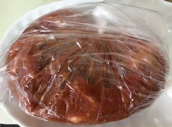 step4: 將醃好的梅頭肉連醃料放入密封袋中，放入雪櫃醃半天或隔日才焗更入味