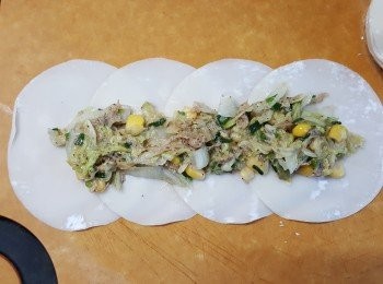 step6: 將少量餡料一字型排放在中間。