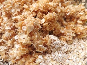 step2: 將燕麥倒入,拌勻,盡量拌到粒粒都沾上糖漿