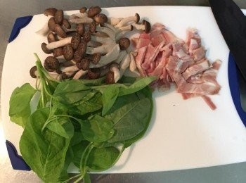 step2: 培根切片, 菠菜先熱水燙熟後切段, 鴻喜菇切小塊
