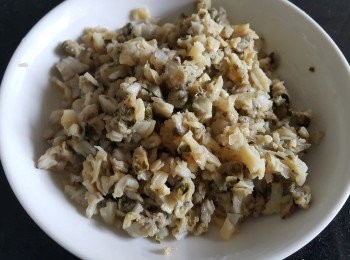 step6: 蜆肉，用薑片，黃酒出水，再搾乾水份切碎備用