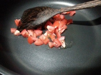 step12: 用半湯匙油起鑊,落蕃茄粒炒勻