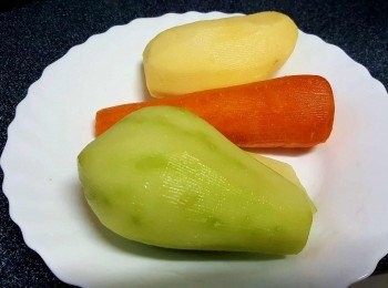 step1: 將甘筍、薯仔去皮洗淨；合掌瓜去皮，一開二，去芯洗淨