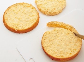 step2: 將海綿蛋糕切成3片。(正反兩面都刷上潘趣酒)
第1層維持原尺寸
第2層的海綿蛋糕片，先切掉周邊一圈1㎝
第3層則先切除周邊一圈2㎝備用。