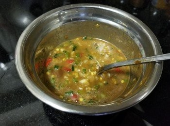 step9: 加入黃酒，糖，蒜頭，乾蔥，辣椒碎，少少雞粉，麻油，生粉撈好