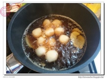 step4: 煮另一鍋水 (300g), 水滾下片糖及薑, 再滾後煮糖水至濃稠。加入煮好的丸子, 小火煮10分鐘。