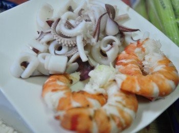 step1: 將透抽與大白蝦川燙後待冷(或浸泡冰塊水冷卻)