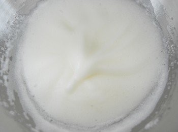 step1: 先用電動打蛋器打發蛋白（用高速），打至有泡沫出現時下糖，繼續打發