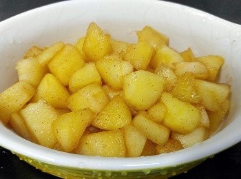 step2: 放入已去皮切粒的蘋果。。。加檸檬汁。。。煮至蘋果軟身。。。撒肉桂粉拌勻。。。取出放在焗盤内!