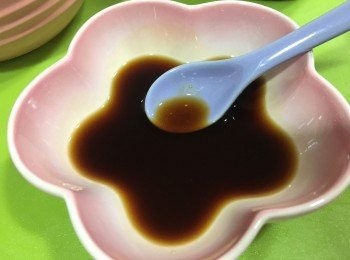 step2: 將<span class="group_2">醬汁</span>加入小碗中攪均讓糖溶化在<span class="group_2">醬汁</span>中