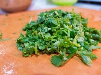 step1: 芫茜切碎。