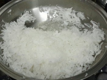 step2: 先將白蘿蔔刨絲，然後放入鍋內煮沸（不用加水，因蘿蔔充滿水份）加兩湯匙油，兩茶匙鹽，兩茶匙糖，白胡椒粉少許，然後再煮沸。將蘿蔔絲瀝乾水備用。另將蘿蔔煮出來的水待涼備用