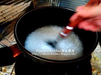 step14: 西米放入煲內 , 加入水蓋過面 , 拌勻用中火煮至透明