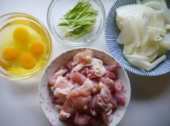 step1: *蔥白斜切。雞腿肉切塊，洋蔥切絲。