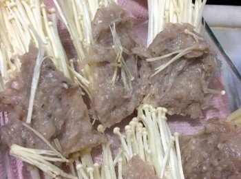 step1: 將適量既魚肉釀落金菇