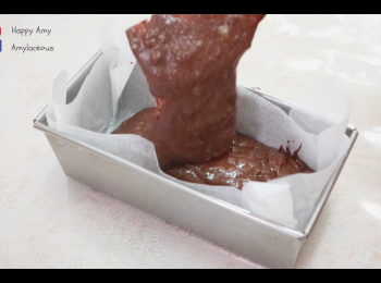 step3: 取出焗模（18cmx8.5cm）鋪入牛油紙，倒入麵糊，輕輕震出多餘氣泡。