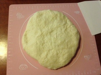 step3: 取出麵團後, 按壓排氣