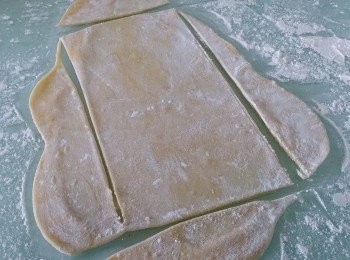 step8: 將粉糰分為6份，然後用擀麵棒擀平，再切成長型（小貼士：粉糰必須擀至最薄，擀大塊一點也不緊要，因為它會收縮一點，而且烚起的粉皮也需要修剪一下）