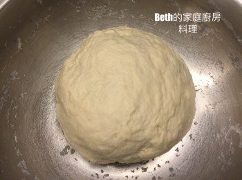 step1: 麵粉、酵母粉、泡打粉、糖放在大盆中先拌勻，再加水拌勻至無粉粒，用手揉麵至攪拌盆光滑、麵糰不黏手