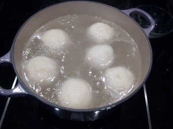 step16: 當元宵第一次浮上水面(水滾時)加入一杯冷水,再次煮至滾(元宵要煮熟透,需與煮水餃一樣的方式),重複加入3次冷水的動作。元宵一定可煮至Q彈好吃。