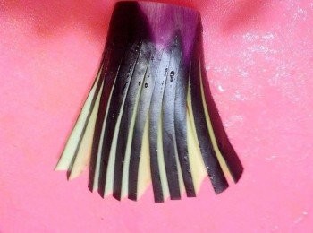 step4: 在直線切開,但是上面要留一小段,不能完全切斷