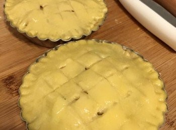 step9: 用叉子於批邊輕輕壓實，可用利刀或牙籤