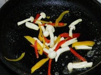 step3: 加入紅黃椒絲快炒