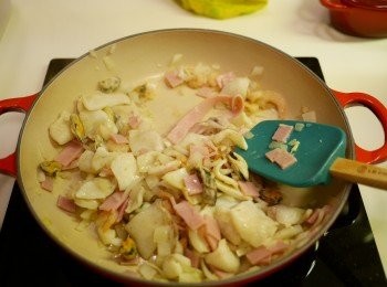 step2: 加入海鮮火腿略炒(唔駛炒熟), 盛起備用