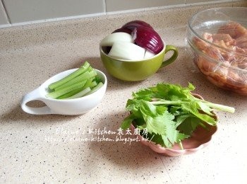 step2: 紫洋蔥及洋蔥去皮切件 , 芹菜切段 , 芹菜葉留起裝飾 , 蔥切段
