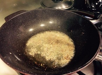 step4: 轉小火，放入蒜頭炸香，撈起備用