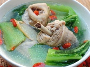 step5: 土雞的肉質鮮甜,搭配了刈菜獨特的蔬菜風味,湯頭裡沒有刈菜的苦味,反而多了豐富又有層次的口感,這是一道全家大小都適合享用的湯品喔!