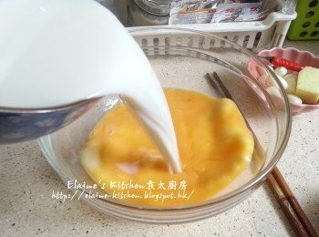 step1: 雞蛋打入碗中拌勻成蛋液 , 加入無糖豆漿及鹽拌勻