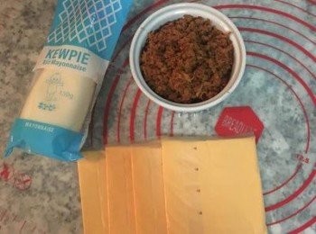 step6: 趁麵糰發酵時準備好起司片(1片切成2片）、甜味美奶滋和肉鬆。