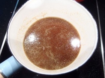 step6: 以小火加熱並用木杓攪拌,全部溶解後即可熄火。先靜置一會讓它冷卻。