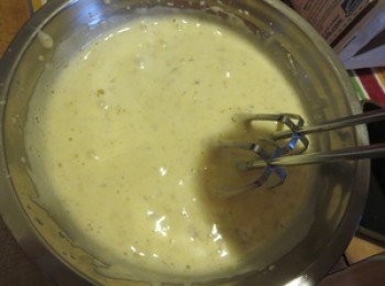 step3: 打发至浓稠细致，蛋糊表面 没什么气泡，大約五分鐘。