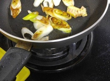 step2: 京葱爆香見金黄色，下青口炒1分鐘。