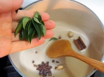 step3: 3.加入丁香，肉桂，小荳蔻，等香料差不多開始膨脹，依序加入八角，跟花椒，咖哩葉。