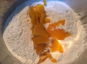 step2: 將蒸好的南瓜趁熱倒入糯米粉和糖中。
