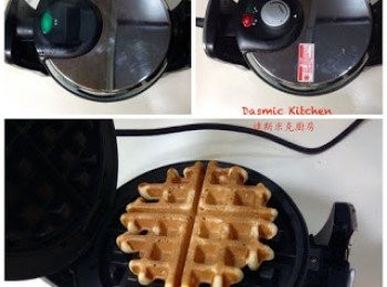 step7: 【烘烤前千萬不要攪拌麵糊！】 直接舀出一大湯勺份量倒入鬆餅機中 （用湯匙輔助），兩面各烤約2分20秒 （依自家鬆餅機使用說明操作）