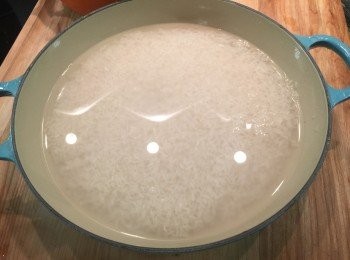 step3: 白米用1:1.2 的水浸泡 15分鐘（也可以用清雞湯代替水）。