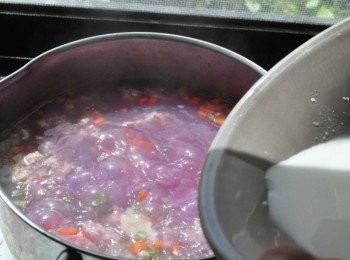 step7: 倒入適量的玉米粉水勾芡