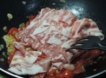 step4: 煮出湯汁後，將肉片下鍋拌炒