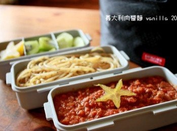 step4: 加入新鮮蕃茄丁→醃製蕃茄丁→蕃茄糊→蕃茄SAUCE→可果美蕃茄汁 再丟入香料燉煮，收汁後加入一點可果美及高湯調味