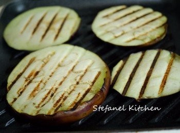 step2: 抹乾茄子，開大火燒熱坑紋鑊，白鑊即沒有油，放茄子在鑊上烤至有紋鑊後轉面，直至兩面也有紋鑊