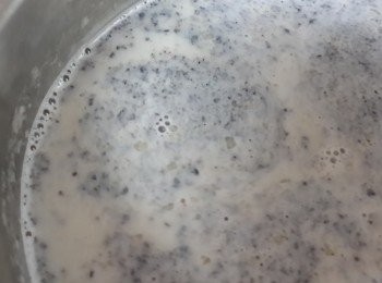 step2: 小滾後慢慢加入吉利丁粉~不要一次全道下去喔否則會整個結成一球ˋ加入黑芝麻粉