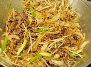 step6: 最後下牛肉及青蔥拌勻，再試試味，炒至牛肉全熟便成！