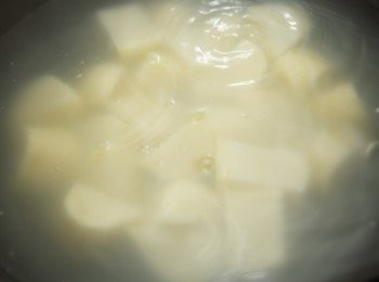 step3: 接著備一水鍋，將馬鈴薯下鍋煮熟後瀝乾備用。