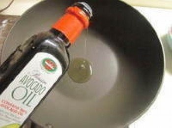 step2: 倒入適量的威斯法頂級酪梨油(羅勒口味)。有著微微羅勒香的威斯法頂級酪梨油,很適合做義大利料理唷~