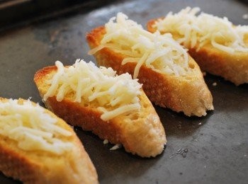 step8: 麵包片撒上葛瑞爾起司（每片約1大匙），烤至起司融化且金黃上色，再將麵包輕放在洋蔥湯表面即可